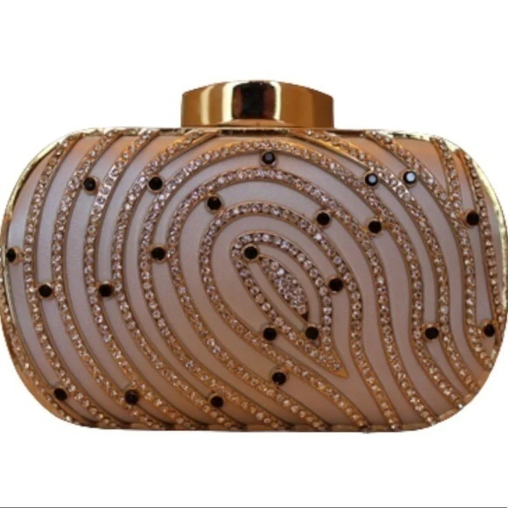 NWT last 2!!!Closing this line! BellaKiara wow! Clutch with detachable chain🎉